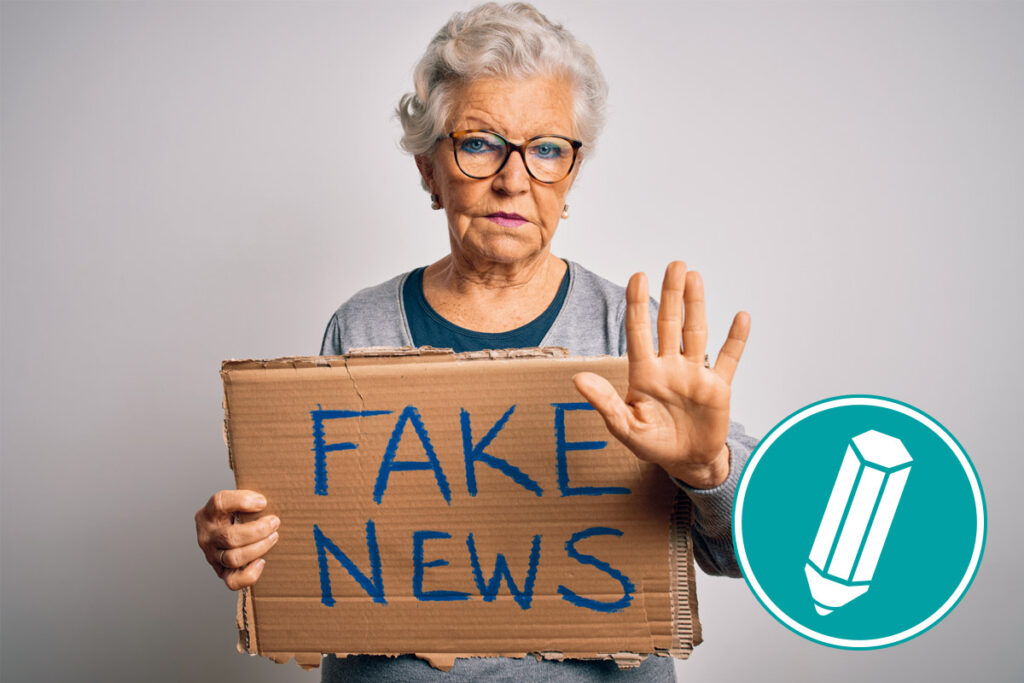 Ältere Frau hält ein Schild hoch auf dem steht: Fake News