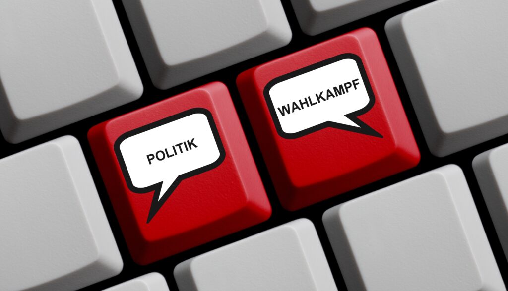 Tastatur mit Sprechblasen Politik und Wahlkampf